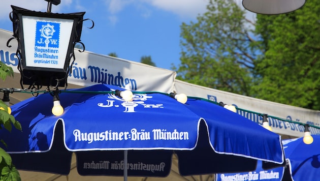 Mehrere Besucher einer Gaststätte in München sollen am Dienstagabend zusammen „Sieg Heil“ angestimmt haben. (Symbolbild) (Bild: stock.adobe.com)