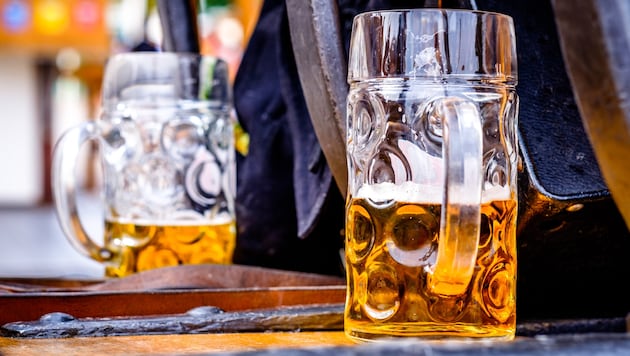 Beer is in high season all year round, but nowhere is it as expensive as at Oktoberfest, where it costs between 13.60 euros and 15.30 euros. (Bild: stock.adobe.com)