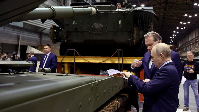 Russlands Präsident Wladimir Putin in einer Panzerfabrik in der Industriestadt Nischni Tagil (Bild: APA/AFP/POOL/Alexander KAZAKOV)