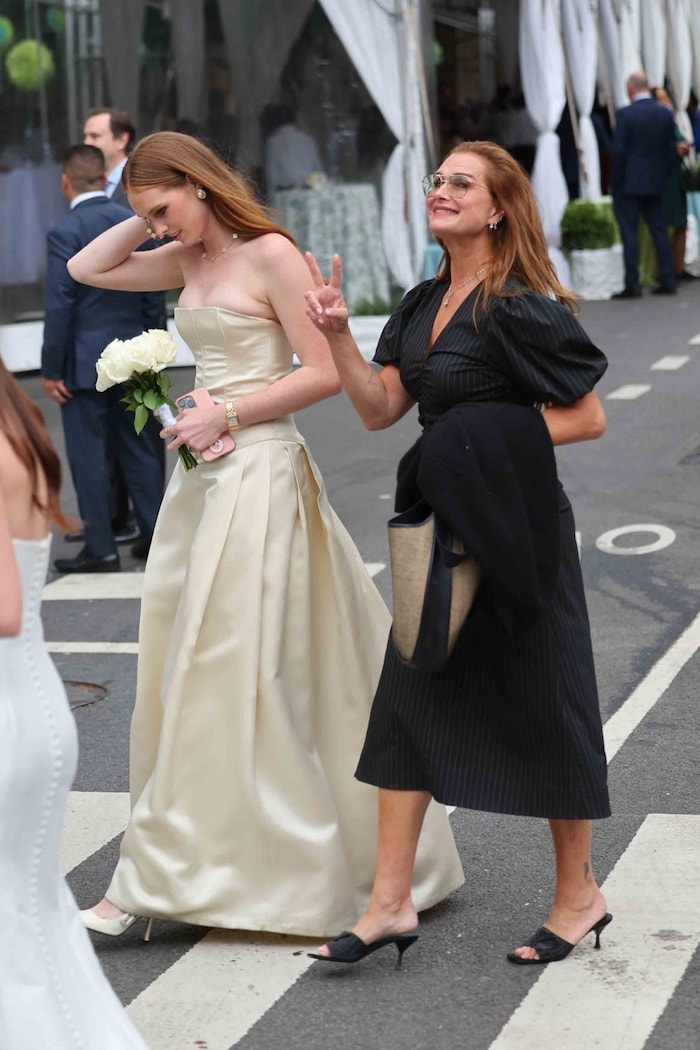 Mama Brooke Shields war überglücklich und strahlte mit ihrer Tochter um die Wette.