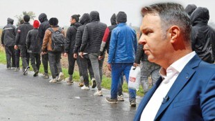 SPÖ-Chef Andreas Babler passte seinen eigenen Kurs in der Migrationspolitik etwas an. Er spielte den Ball nun an die Länder weiter.  (Bild: Krone KREATIV/Antal P.Huber)