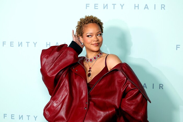 Rihanna doğal saçlarından da memnun görünüyor.
