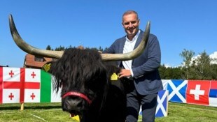 Aiderbichl-Chef Dieter Ehrengruber hat „Sammy“ längst in sein Herz geschlossen. (Bild: zVg)