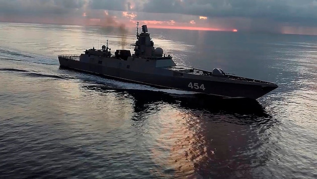 Die Fregatte Admiral Gorschkow trainierte den Einsatz hochpräziser Raketenwaffen mithilfe von Computermodellen – vor der Küste Floridas. (Bild: APA/AP)
