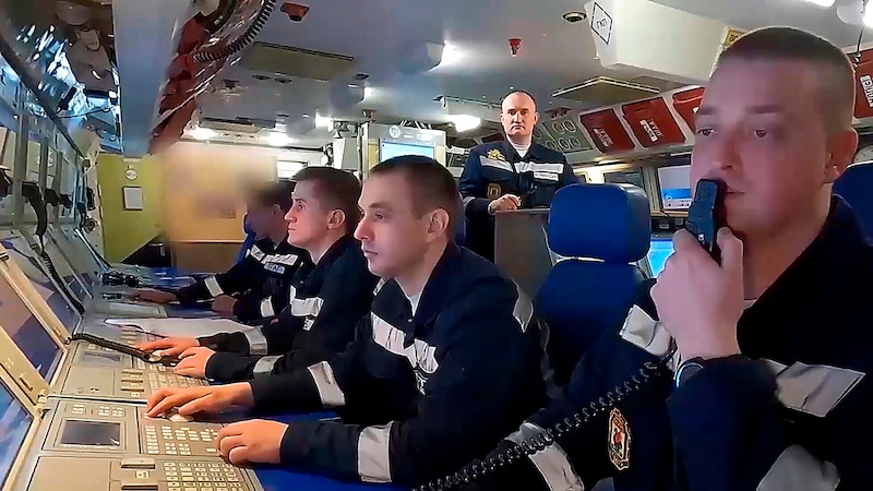 The Russian Ministry of Defense published footage of the exercise. The crew of the nuclear submarine Kazan can be seen here. (Bild: APA/AP)