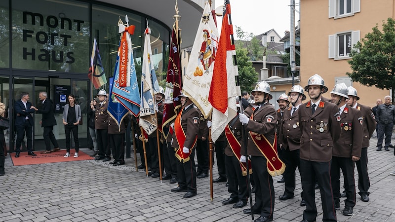 Die Feldkircher Florianijünger, Mitglieder der Musikvereine und auch die Pfadfinder waren mit ihren Fahnen vor Ort. (Bild: Mathis Fotografie)