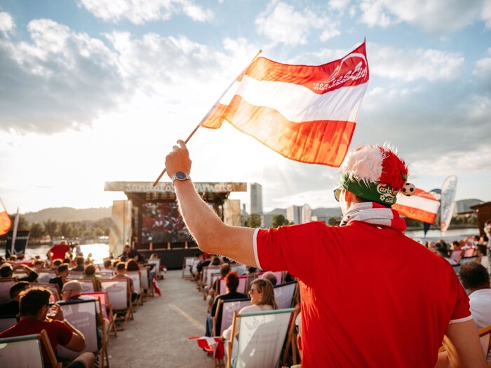 Beim von der „Krone“ präsentierten „sandalösen“ Public Viewing stehen 400 Liegestühle und 100 VIP-Stehplätze in der Linzer Sandburg zur Verfügung. An den spielfreien Tagen wird es ein FIFA- und Mario-Kart-Turnier via Leinwand geben. Datum: ab Freitag, 14. Juni Infolink und Tickets: publicviewing.diesandburg.at