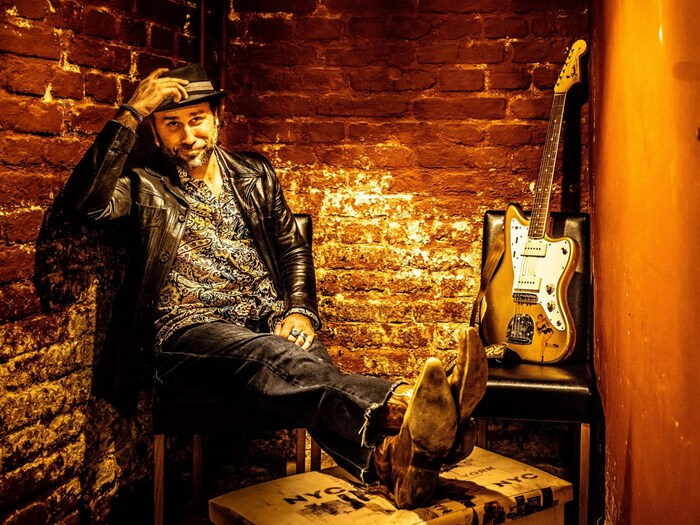 Seit fast 20 Jahren ist Jörg Danielsen dem Blues verfallen. Seine Einflüsse reichen zurück bis zum Electric Blues der 60er- und 70er-Jahre und decken eine breite Palette von Stilen der Ära ab. Ort: KulturBahnhof. Kosten: 17 Euro Datum: Sa, 15. Juni, um 20 Uhr Infolink: www.kuba-eferding.at