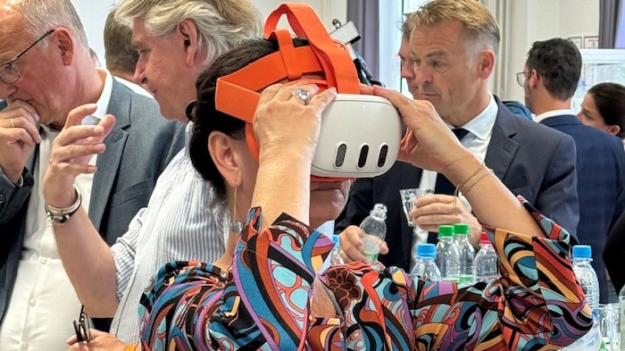 IT:U-Präsidentin Lindstaedt ließ sich Projekte junger deutscher Forscher zeigen.