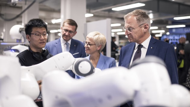 Führten die Delegation an: LH Thomas Stelzer (v. re.), Wirtschaftskammer-OÖ-Präsidentin Doris Hummer und Landesrat Markus Achleitner. (Bild: Krone KREATIV/Land OÖ/Max Mayrhofer)