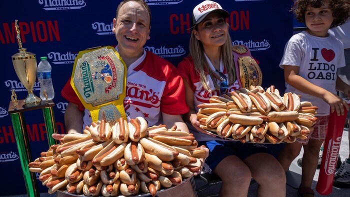Chestnut (l.) mit einer Platte Hot Dogs – die er allesamt zu verspeisen imstande ist.