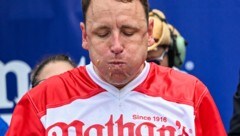 Der  16-fache Champion und Rekordhalter Joey Chestnut darf an dem am 4. Juli stattfindenden Hot-Dog-Wettbewerb nicht teilnehmen. (Bild: AFP/Getty Images via AFP)