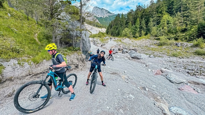 Only a few difficult sections characterize the tour. 