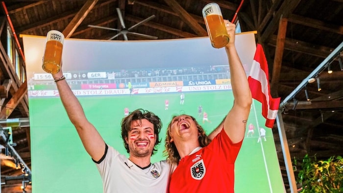 Im Gleis//Garten wird der Großteil der Spiele auf einer XXL-Leinwand übertragen