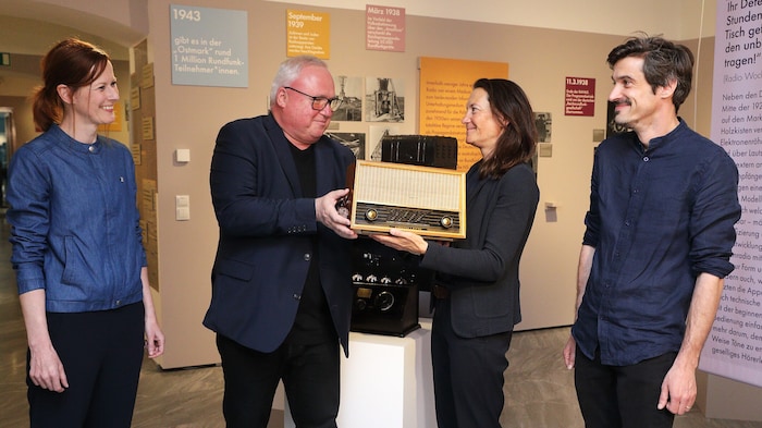 Heinz M. Fischer (Mitte) sammelt privat Radiogeräte und stiftete seine Sammlung dem ...