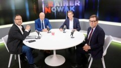 Christian Hafenecker, Christian Stocker, Kai Jan Krainer – Parteigranden bei krone.tv. Nach der freundlichen Begrüßung ging es hoch her. Moderator Rainer Nowak musste öfter mal kalmieren.  (Bild: Jöchl Martin/Martin Jöchl)