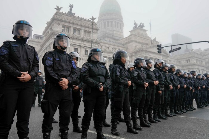 Police protection before the controversial vote