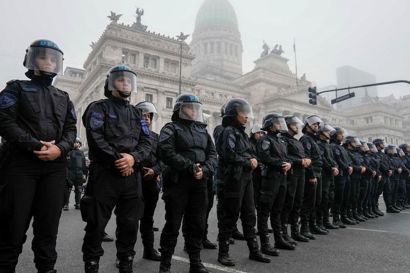 Polizeischutz vor der brisanten Abstimmung (Bild: AP ( via APA) Austria Presse Agentur/Rodrigo Abd)