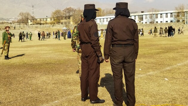 Taliban security forces stand guard before the public flogging of women and men at a soccer stadium in the city of Charikar in Parwan province in December 2022. (Bild: AFP)