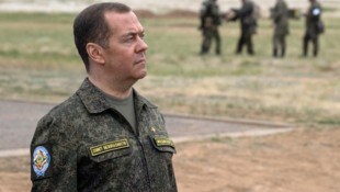 Dimitri Medwedew fällt häufig mit derben Schimpftiraden auf. Nun wirft er dem NATO-Mitglied ...