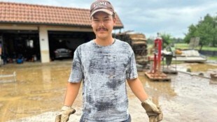 Der im Hochwasser verletzten Besitzerin kam Jan Baldauf zu Hilfe.