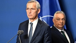 NATO-Chef Jens Stoltenberg und Ungarns Ministerpräsident Viktor Orbán haben eine gemeinsame Erklärung abgegeben. (Bild: APA/AFP/Attila KISBENEDEK)