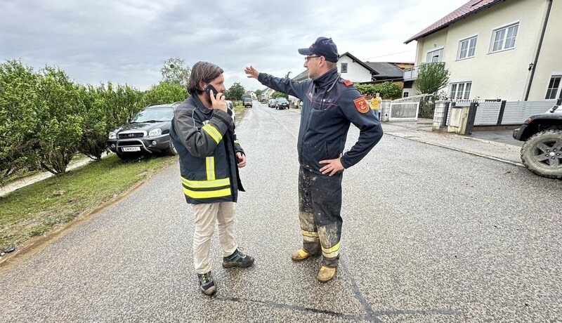 Bürgermeister Hans Unger und Feuerwehr-Kommandant Joachim Graf sind fassungslos. (Bild: Schulter Christian)