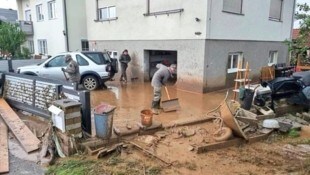Während die Aufräumarbeiten nach dem Hochwasser in den betroffenen Häusern in Unterschützen ...