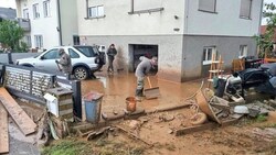 Während die Aufräumarbeiten nach dem Hochwasser in den betroffenen Häusern in Unterschützen vorangehen, treiben jetzt Plünderer ihr Unwesen im Ort. (Bild: Christian schulter)