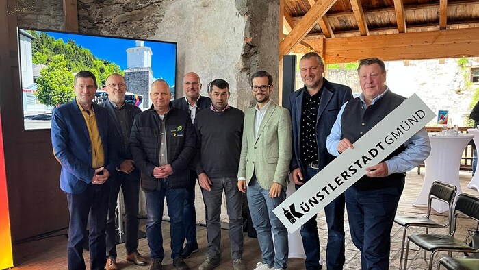 Voller Freude haben die fünf Bürgermeister, Bacher Reisen, Kärntner Linien, die Nockregion und ...