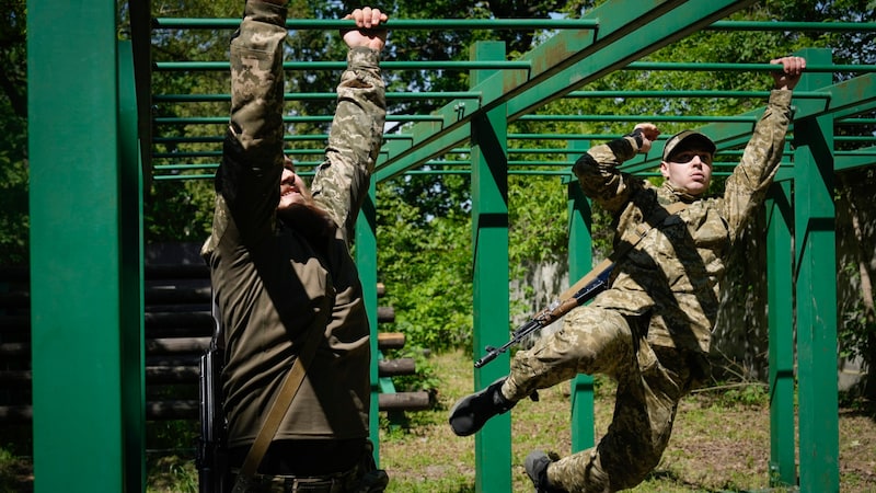 Ukrainische Rekruten beim Training (Bild: AP)