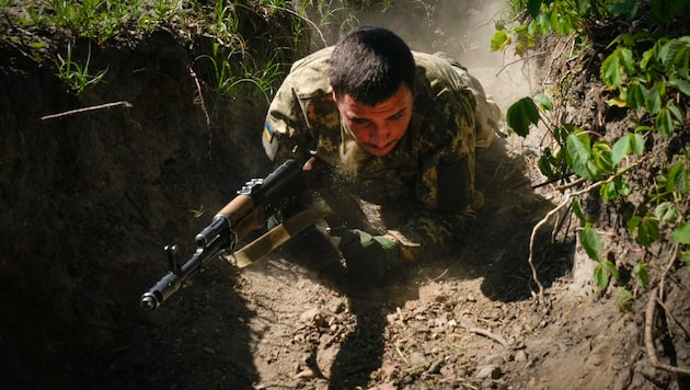 Rekrut beim Training in der Ukraine (Bild: AP)