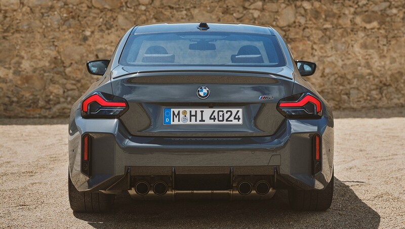 An den schwarzen Auspuffblenden und am schwarzen M2-Logo erkennt man die neue Version. (Bild: BMW)