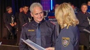 Polizeidirektorin Kohlweiß ehrt Wolfgang Marschnig (Bild: Landespolizeidirektion Kärnten)