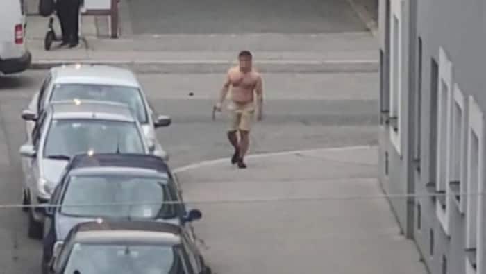 Adam elindeki baltayla cadde boyunca yürümüş ve kısa bir süre sonra polis memurlarına saldırmıştır.