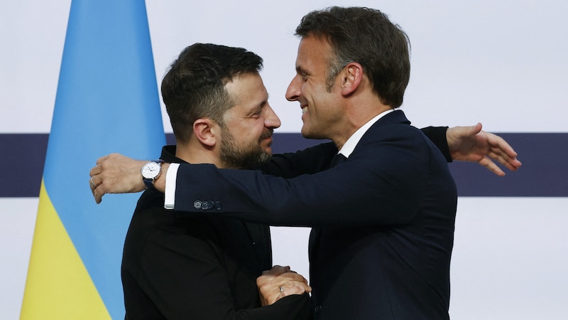 Wenn die Vorwürfe gegen Frankreich stimmen, wäre das ein ziemlicher Vertrauensbruch für den ukrainischen Präsidenten Wolodymyr Selenskyj (hier im Bild mit Frankreichs Präsident Emmanuel Macron). (Bild: AFP/Yoan VALAT)