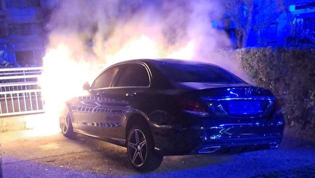 Das Auto brannte im Motorenbereich. (Bild: Freiwillige Feuerwehr Neumarkt am Wallersee)