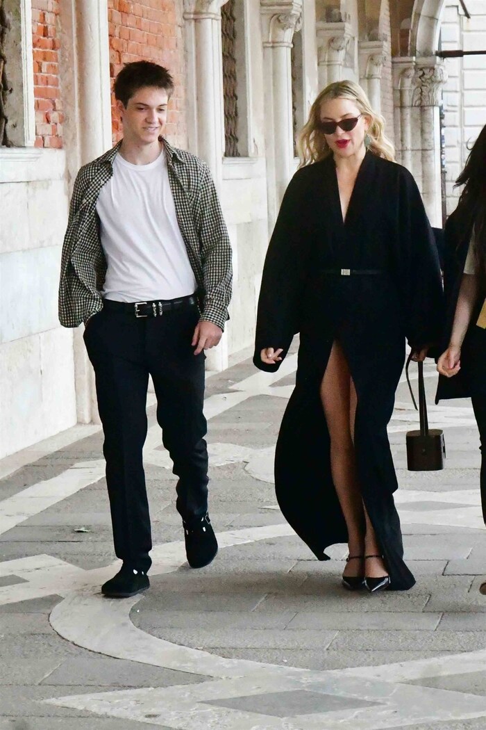 Kate Hudson şık bir elbiseyle göz kamaştırırken, oğlu Ryder daha rahat bir görünüm tercih etti.