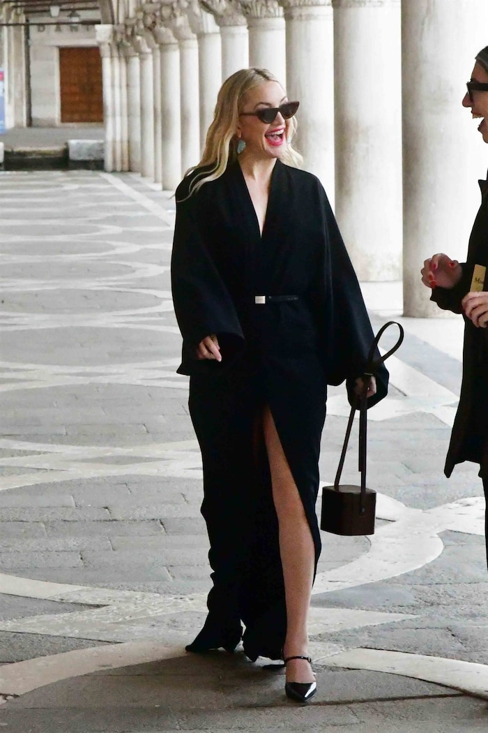 Kate Hudson yüksek bacak yırtmaçlı siyah maksi elbisesiyle tek kelimeyle büyüleyici görünüyordu.