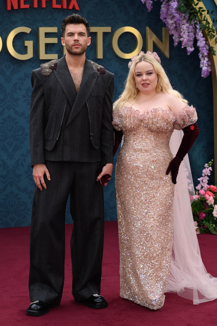 Nicola Coughlan ve Luke Newton kamera dışında da çok yakınlar.