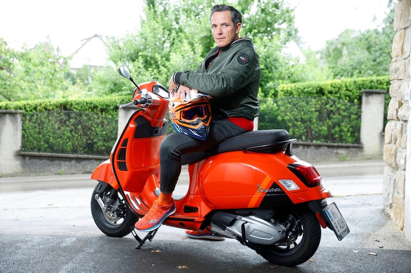 Vespa, Socken und Schuhe: Alles orange bei Philipp Jelinek (Bild: Holl Reinhard)