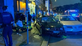 Ein Auto raste unkontrolliert auf den Gehsteig. (Bild: Berufsrettung Wien)