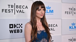 Dakota Johnson heizte ihren Fans bei einer Film-Premiere in einem transparenten Dessous-Dress ...