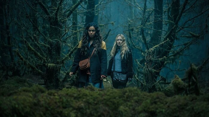 Gänsehautmomente: Mina (Dakota Fanning, re.) landet in einem tiefen Waldgebiet im Western ...