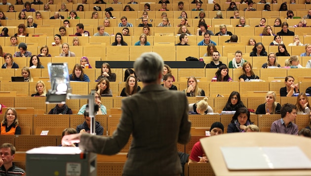 After graduation, many are moving back home. (Bild: APA/dpa/Fabian Stratenschulte)