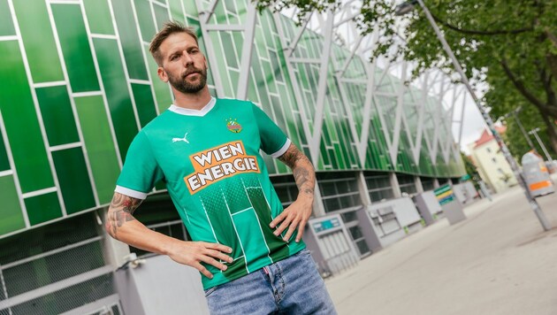 Guido Burgstaller in the new Wäsch' (Bild: SK Rapid)