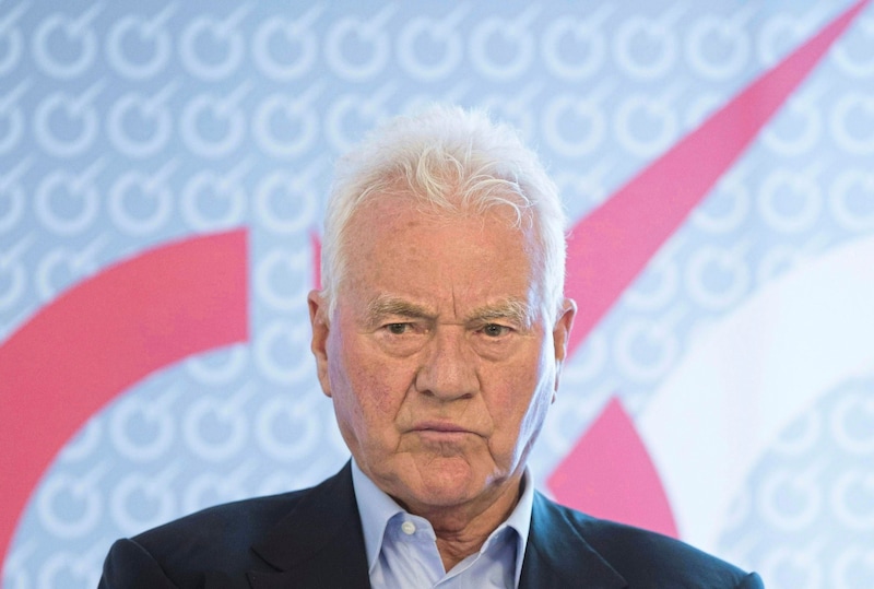 In Austria, the 91-year-old became known to the general public through his sports investments in soccer and equestrian sports and as the founder of the Team Stronach party, which was also briefly represented in the National Council. (Bild: picturedesk.com/ERWIN SCHERIAU / APA / picturedesk.com)