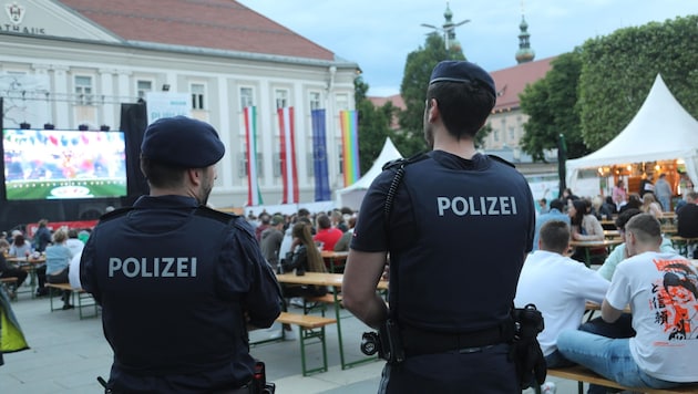 Die Kärntner Polizei wird auch heuer verstärkt an den Public-Viewing-Plätzen präsent sein. In Uniform – und in zivil. (Bild: Rojsek-Wiedergut Uta)