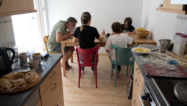 Die ukrainische Familie T. beim gemeinsamen Essen in Wien im September 2022. (Bild: AFP/AFP , Krone KREATIV)