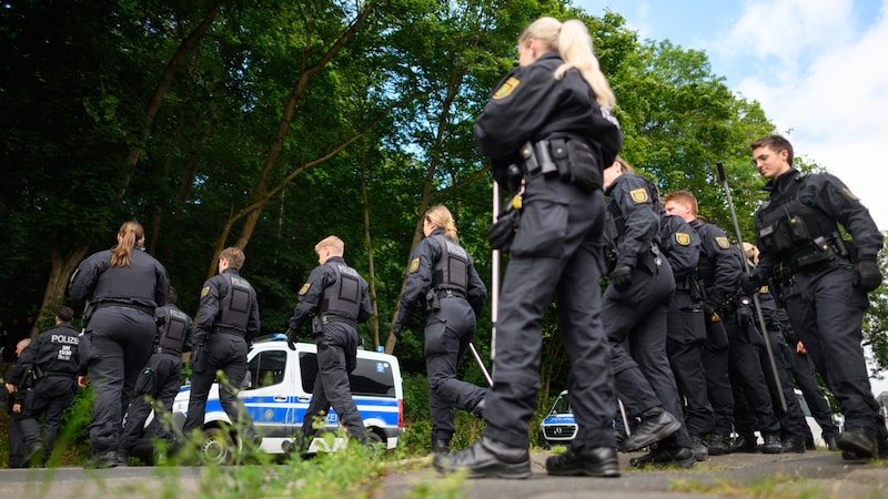 Hunderte Polizistinnen und Polizisten waren im Einsatz. (Bild: APA Pool/APA/dpa/Robert Michael)